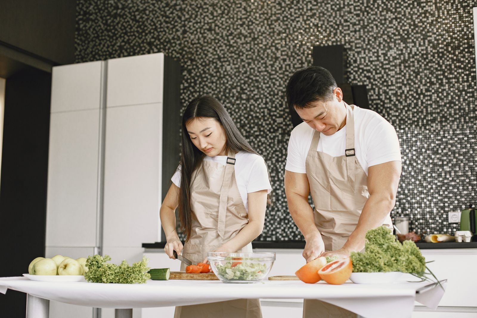 A person talks with their specialized nutrition coach in a bright kitchen